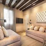 Palazzo Dell'albero D'oro شقة
