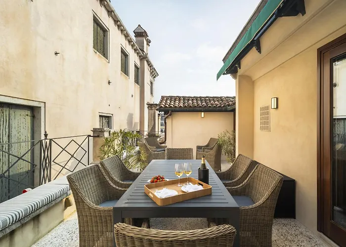 Palazzo Dell'albero D'oro *